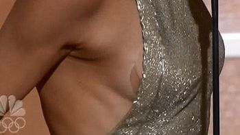 una actriz casi pierde la elegancia, y algo mas en los globo de oro una actriz casi pierde la elegancia, y algo mas en los globo de oro