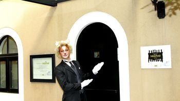 Fachada del restaurante Monpetit en Tokio Fachada del restaurante Monpetit en Tokio