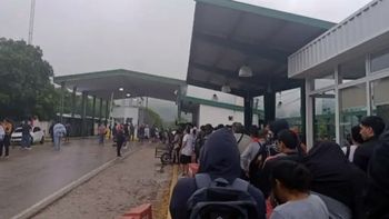 Caos y largas filas en el Paso fronterizo Aguas Blancas - Bermejo Caos y largas filas en el Paso fronterizo Aguas Blancas - Bermejo