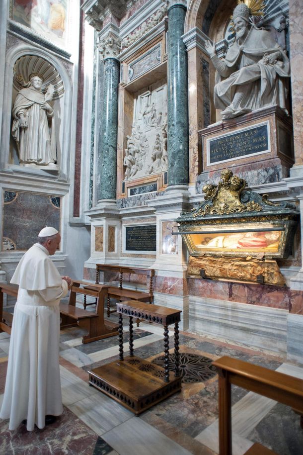 Bergoglio inició su pontificado con señales de austeridad