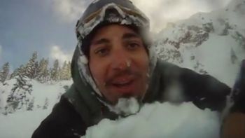 un hombre provoco una avalancha con su snowboard y la grabo con su go pro un hombre provoco una avalancha con su snowboard y la grabo con su go pro