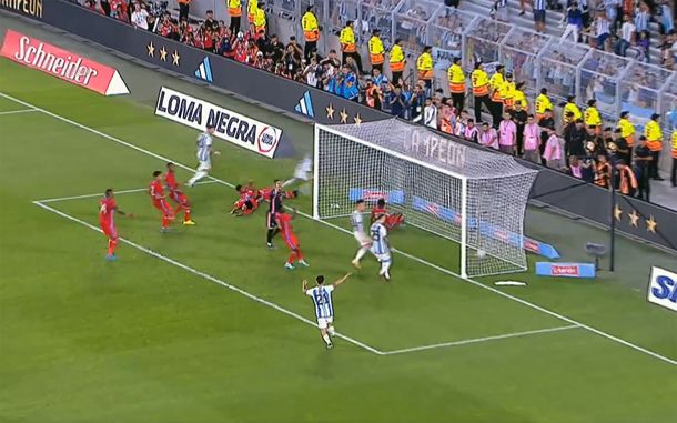VIDEO: Así fue el gol de Almada tras un impresionante tiro libre de Messi