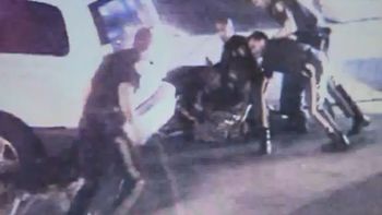 brutal golpiza de cinco policias a un joven en estados unidos brutal golpiza de cinco policias a un joven en estados unidos