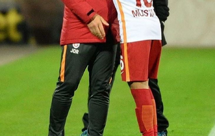 Tras debutar, Mustafa Kap le agradeció a su entrenador.