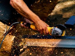 La industria y el comercio fueron las dos agrupaciones que más aportaron a la actividad económica del país. La industria y el comercio fueron las dos agrupaciones que más aportaron a la actividad económica del país.