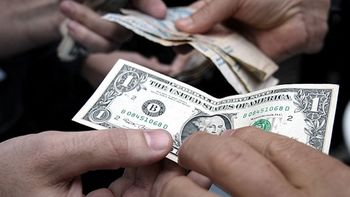 el dolar negro supero los $8 y el oficial subio a $5,42 el dolar negro supero los $8 y el oficial subio a $5,42