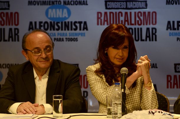 Cristina Kirchner haciendo el saludo que popularizó Raúl Alfonsín en las elecciones de 1983 junto a Leopoldo Moreau