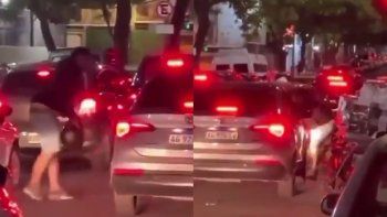 video: un motociclista y el conductor de un auto, a las pinas en almagro video: un motociclista y el conductor de un auto, a las pinas en almagro