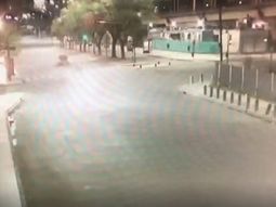 Delincuentes le tiraron una bomba a la policía en medio de una persecución