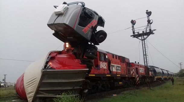 VIDEO: Se quedó sin frenos, saltó del camión y protagonizó un milagro