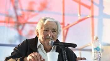 El expresidente José Mujica volvió a cuestionar el plebiscito del PIT-CNT, al considerarlo un terremoto contra la Constitución. El expresidente José Mujica volvió a cuestionar el plebiscito del PIT-CNT, al considerarlo un terremoto contra la Constitución.