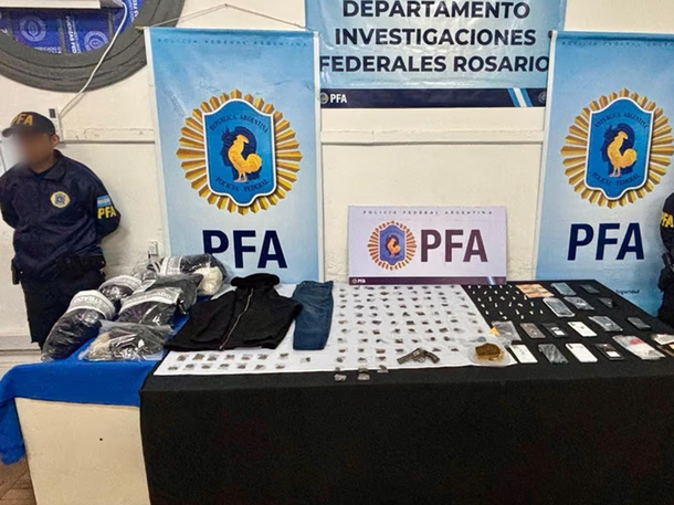 Los operativos permitieron secuestrar más de 300 gramos de marihuana, dosis de cocaína, dinero en efectivo, diez teléfonos celulares, un pendrive, una réplica de revólver. Los operativos permitieron secuestrar más de 300 gramos de marihuana, dosis de cocaína, dinero en efectivo, diez teléfonos celulares, un pendrive, una réplica de revólver.