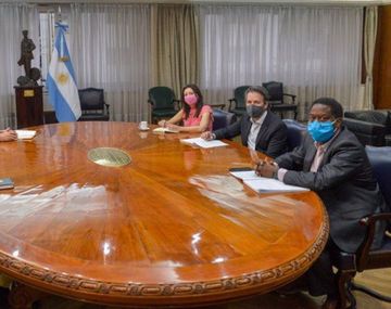 Una de las reuniones del Gobierno y la misión del FMI.