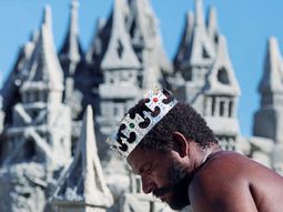 Se convirtió en el Rey de la playa después de vivir 22 años en un castillo de arena