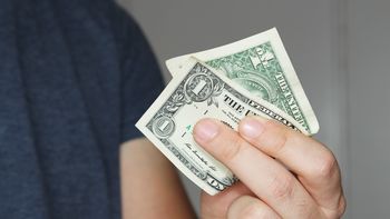 El dólar lleva un retroceso de casi 5,5% si se compara su valoractual con el del cierre de 2022. El dólar lleva un retroceso de casi 5,5% si se compara su valoractual con el del cierre de 2022.