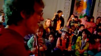 El video inédito de Luis Alberto Spinetta se viralizó seguramente por su ternura El video inédito de Luis Alberto Spinetta se viralizó seguramente por su ternura