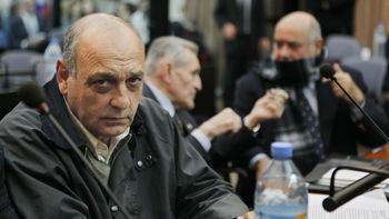 El ex agente civil de inteligencia del Ejército durante la dictadura militar argentina (1976-1983) Raul Guglielminetti (i) observa junto a Ruben Visuara (d), ex teniente coronel del Ejército argentino (Archivo) El ex agente civil de inteligencia del Ejército durante la dictadura militar argentina (1976-1983) Raul Guglielminetti (i) observa junto a Ruben Visuara (d), ex teniente coronel del Ejército argentino (Archivo)