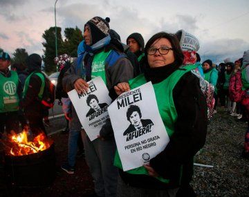 Trabajadores de ATE cortan rutas en Bariloche por la presencia de Milei