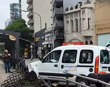 Una ambulancia pediátrica chocó contra el Metrobus y dos chicos resultaron heridos