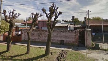 Mató y enterró a sus padres en el jardín Mató y enterró a sus padres en el jardín