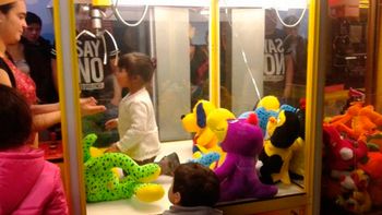 nena se mete en maquina de peluches nena se mete en maquina de peluches