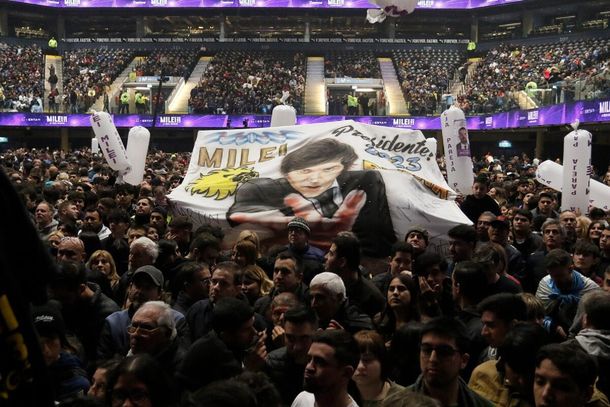 Javier Milei cerró su campaña en el Movistar Arena con elogios a Menem y promesas de ajuste