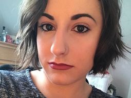 Detienen a una profesora por besar a un estudiante y enviarle fotos desnuda