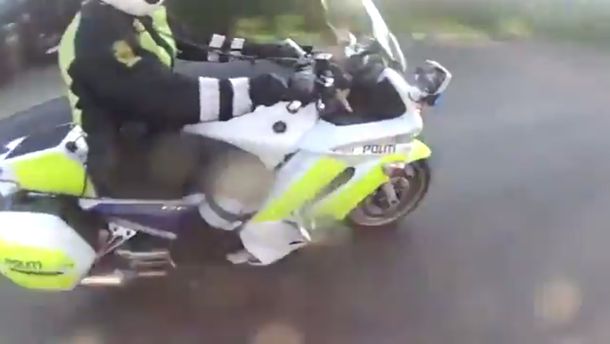 Un joven motociclista filmó con su GoPro cómo se escapó de la policía