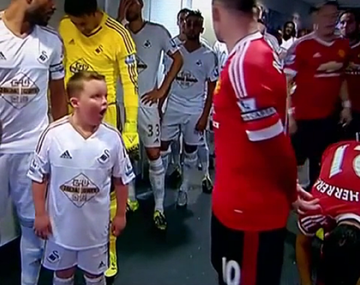 Mirá la reacción de este nene al darse cuenta que está al lado de Rooney