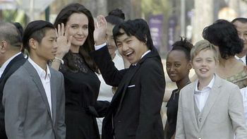 Angelina Jolie junto con sus hijos en la avant premiere de First they killed my father Angelina Jolie junto con sus hijos en la avant premiere de First they killed my father