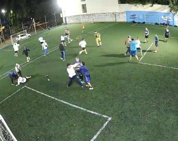 Disparos y corridas: barras de Vélez atacaron a policías que jugaban un partido