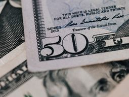 El precio del dólar se aleja del pico mensual que tuvo en la primera semana de julio. El precio del dólar se aleja del pico mensual que tuvo en la primera semana de julio.