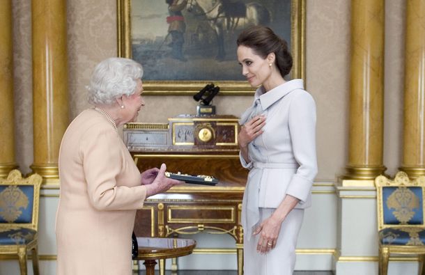 Isabel II nombró dama de honor a Angelina Jolie por su lucha contra la violencia sexual
