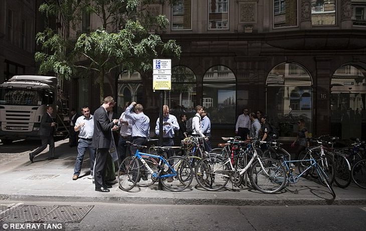 Por un extraño fenómeno un edificio derrite autos