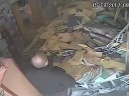 Se cayeron dos estanterías con miles de papeles en un Registro Automotor