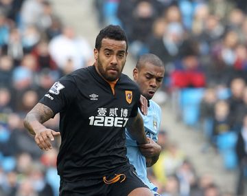 Manchester City empató frente al débil Hull y el Chelsea se alejó en la cima