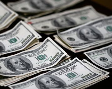 El dólar oficial no detiene la suba y el ilegal rozó los $15