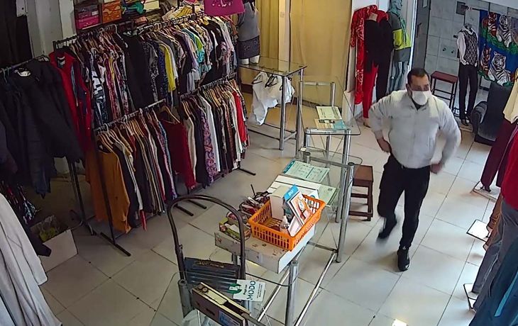 Uno distrae y el otro ingresa gateando: así actúan estos ladrones