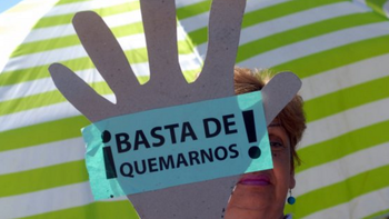 Su pareja le arrojó un líquido inflamable y le prendió fuego durante una discusión Su pareja le arrojó un líquido inflamable y le prendió fuego durante una discusión