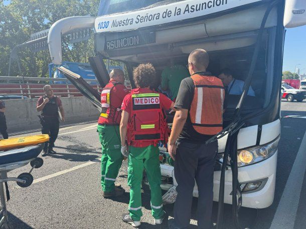 Retiro: dos choferes resultaron heridos al chocar su micro en Paseo del Bajo