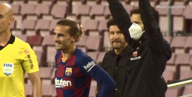 Escrachan la increíble reacción de Simeone con Griezmann en el duelo entre Barcelona y Atlético