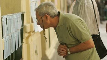 Electores observan el padrón Electores observan el padrón