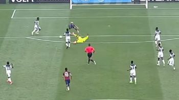 El delantero estadounidense vuela por los aires...y sólo fue amarilla El delantero estadounidense vuela por los aires...y sólo fue amarilla