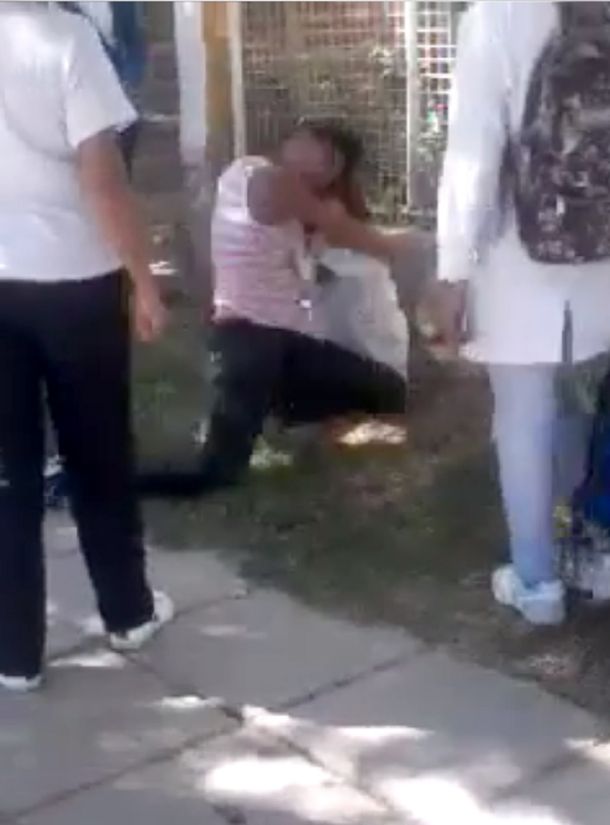 Otra vez, una pelea brutal entre adolescente a la salida de una escuela