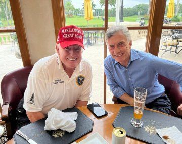 La foto de Mauricio Macri tomando una cerveza con Donald Trump en Miami