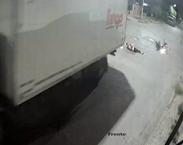 Imágenes impactantes: atropellaron a un joven con un camión