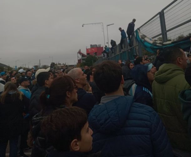 Tensión en Avellaneda: hinchas de Racing forzaron el portón del Cilindro tras la salida de Costas