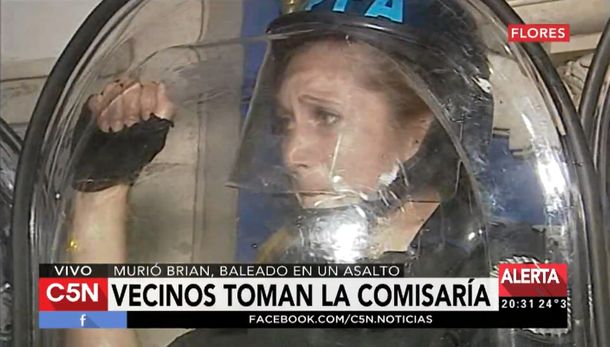 Llanto de una policía en la toma de la comisaría de Flores
