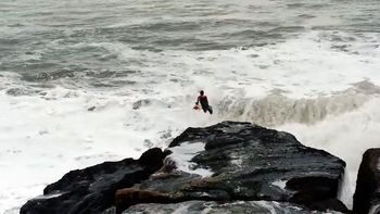 surfista se tiro al mar y cayo sobre unas rocas: se salvo de milagro surfista se tiro al mar y cayo sobre unas rocas: se salvo de milagro