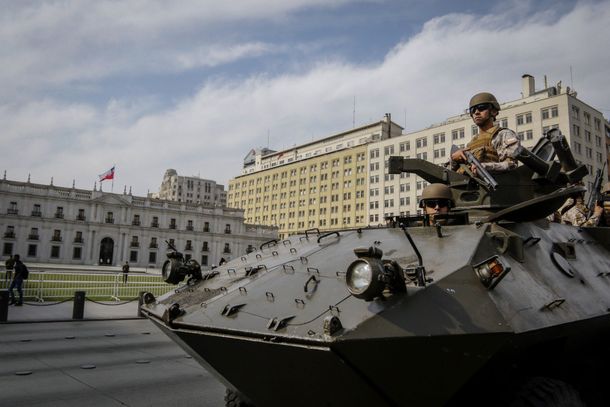 Tensión en Chile: militares salieron a reprimir manifestantes en las calles de Santiago